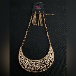 Short gold leaf pattern statement necklace.